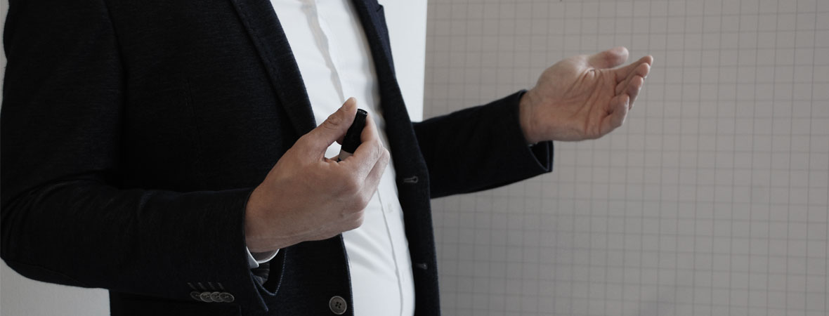 <i class="slash"></i>Training